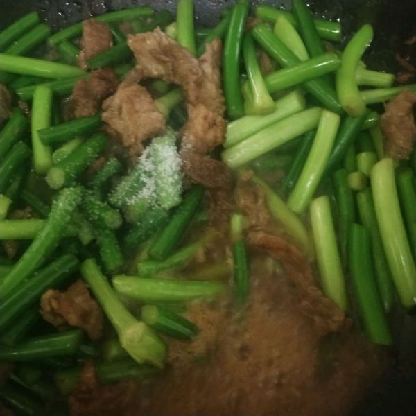 蒜薹肉片白玉菇