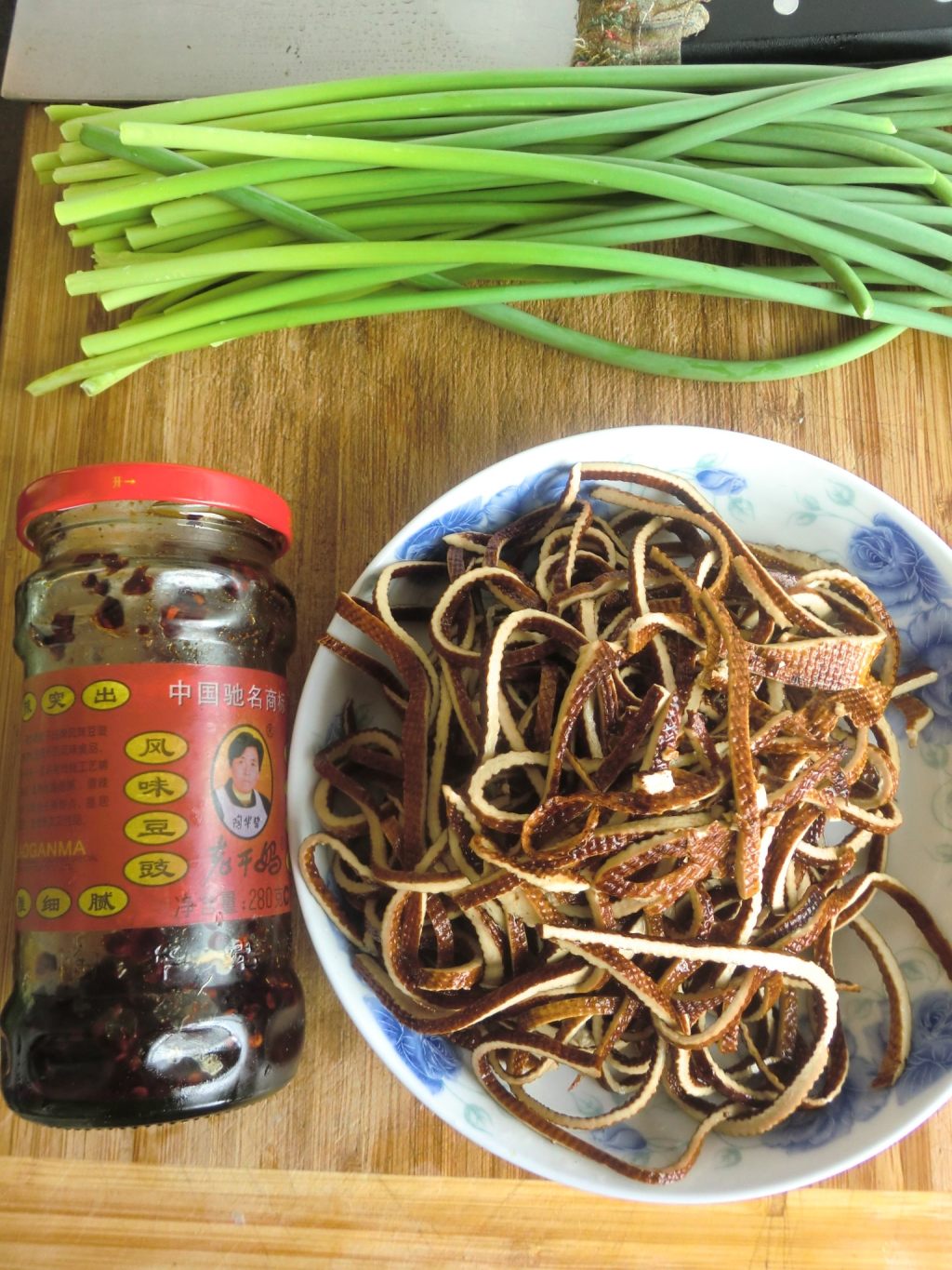 豆豉辣酱蒜薹香干的做法，好吃不腻！