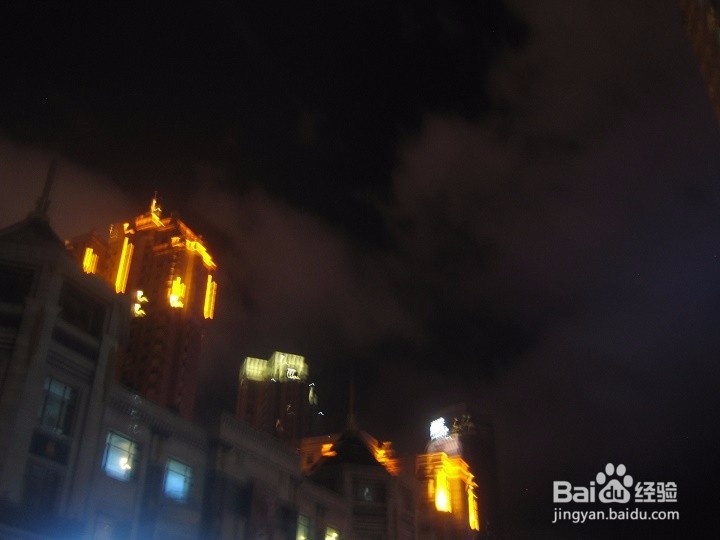 老年人在夜间怎样用相机捕捉天上白云的画面