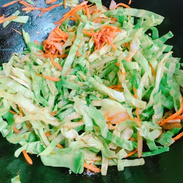 卷心菜炒饼盖蛋