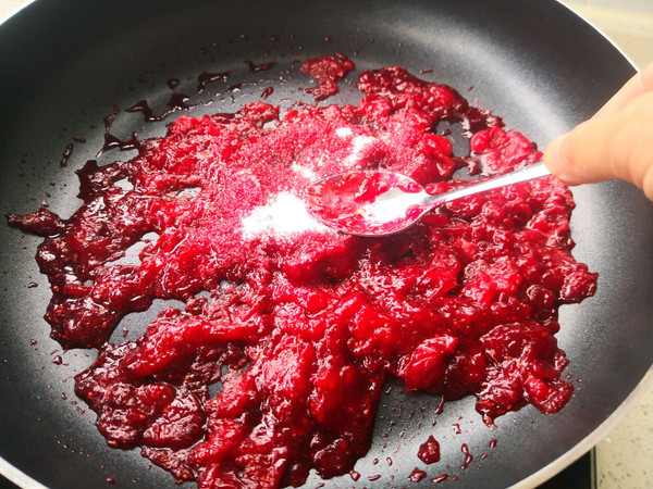 黑全麦松饼配蔓越莓果酱