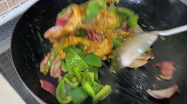 青椒洋葱炒鸡蛋