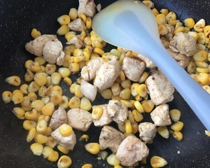 辣白菜玉米炒鸡肉