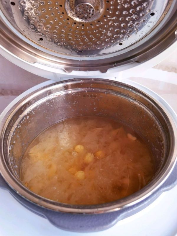 燕窝莲子百合银耳羹