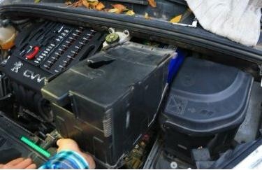 标致408电瓶怎么拆卸