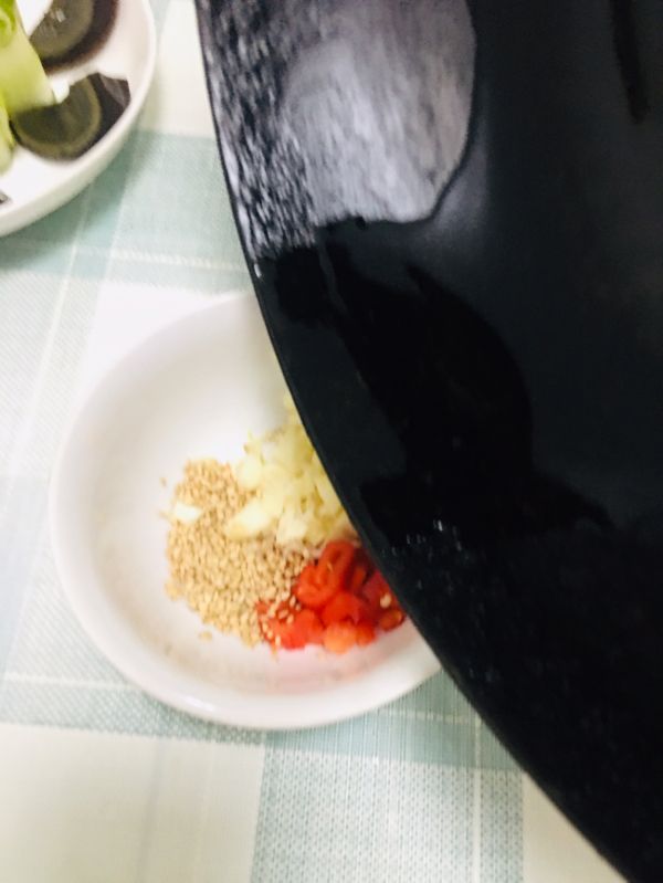 凉拌皮蛋黄瓜卷