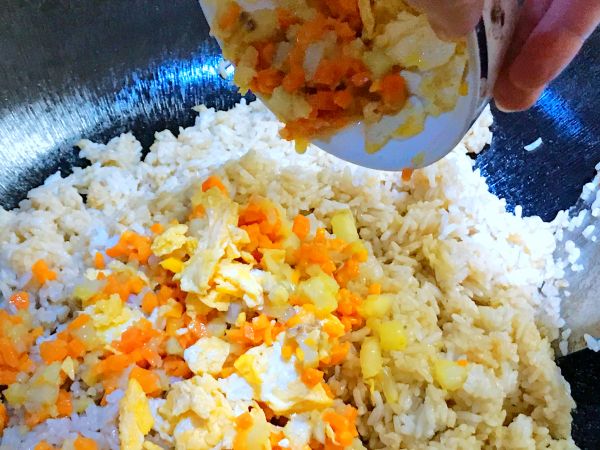 鳕鱼胡萝卜鸡蛋炒饭