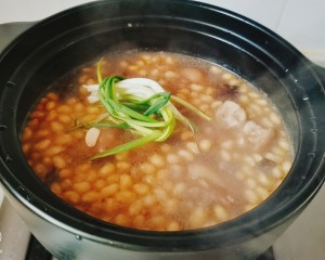 如何做美容养颜的黄豆炖猪蹄呢？