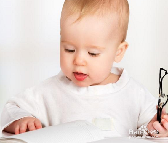 一岁之内的宝宝，家长要如何陪伴他？