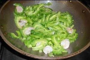 食补养生虾仁炒苦瓜的做法