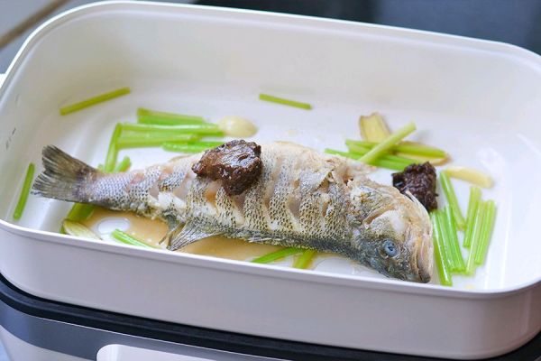 家常酱香鲜虾鲈鱼煲