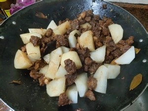 养生食补萝卜焖牛腩