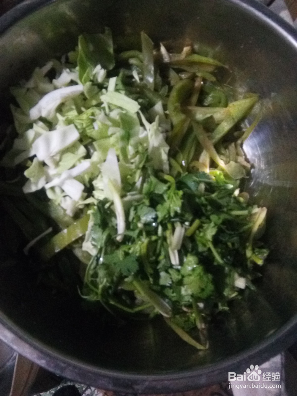 卷心菜青椒丝拌木耳香菜段