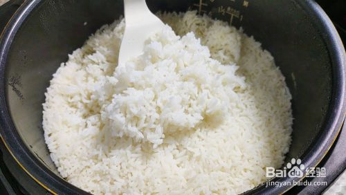 蒸米饭有诀窍，加入这2样东西，米饭松软清香