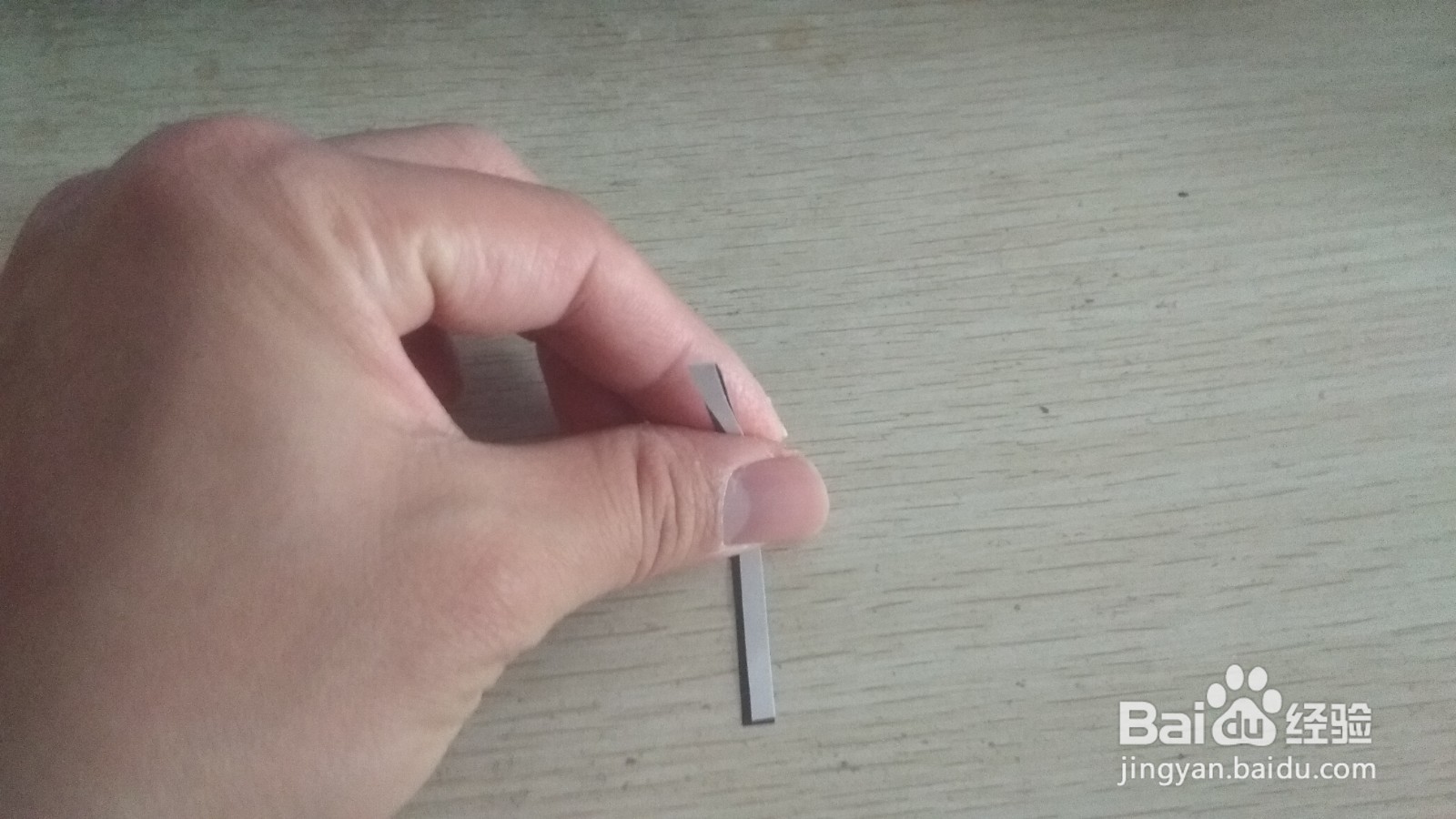 如何用细长的纸条和格尺做简易的中性笔的支架