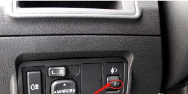 比亚迪的大灯怎样调节