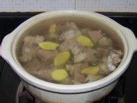 草菇排骨汤的做法