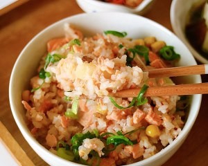 如何做出好吃的三文鱼玉米土豆焖饭