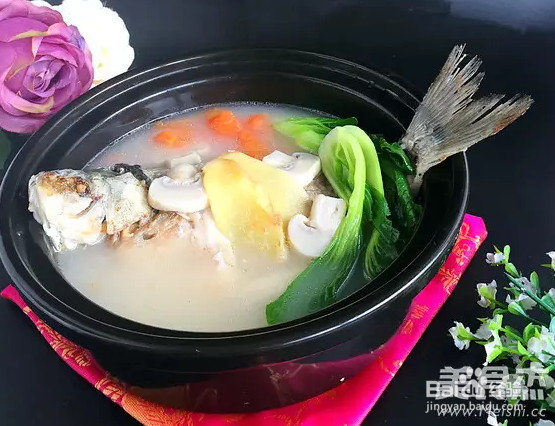 秋季番茄鲫鱼汤的做法