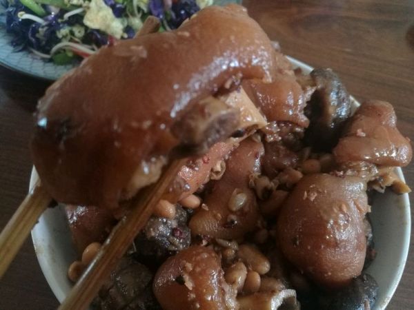 话梅花生炆猪蹄