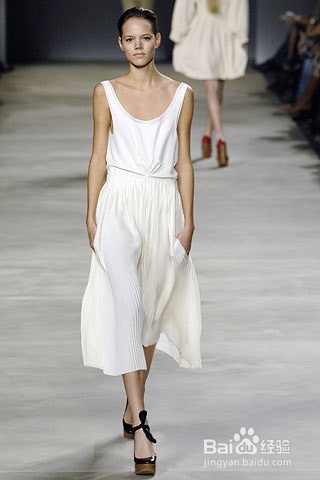 晒太阳穿什么颜色的衣服最好