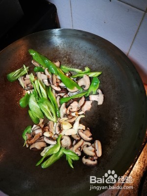 制作美味的青椒炒香菇