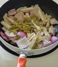 制作美味的小炒五花肉