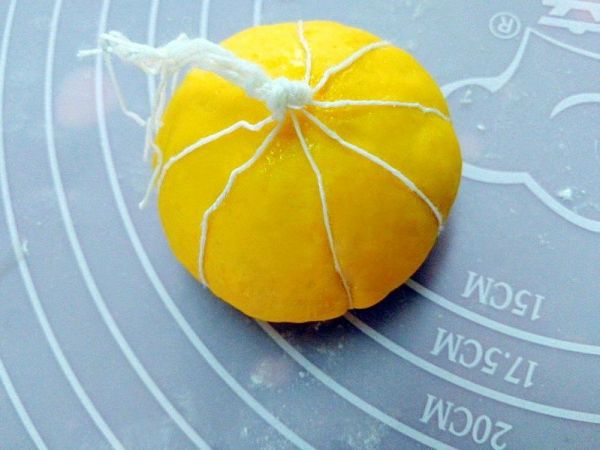 南瓜豆沙包、红枣小米粥