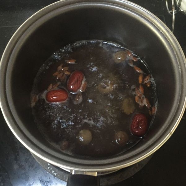 红枣桂圆鸡蛋甜汤