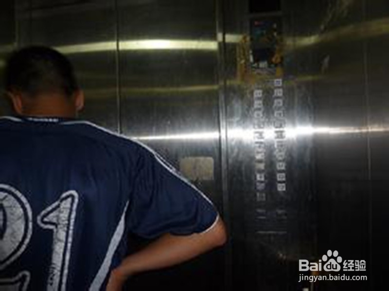 困在电梯里面了怎么办