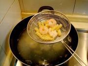 怎样自制宵夜绿酱虾球螺丝面