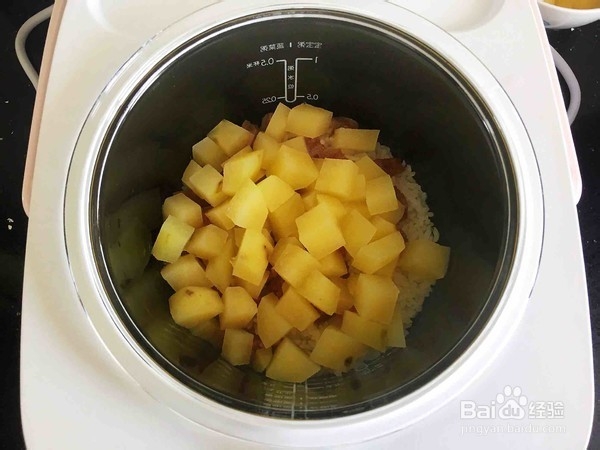 如何制作土豆腊肠焖饭