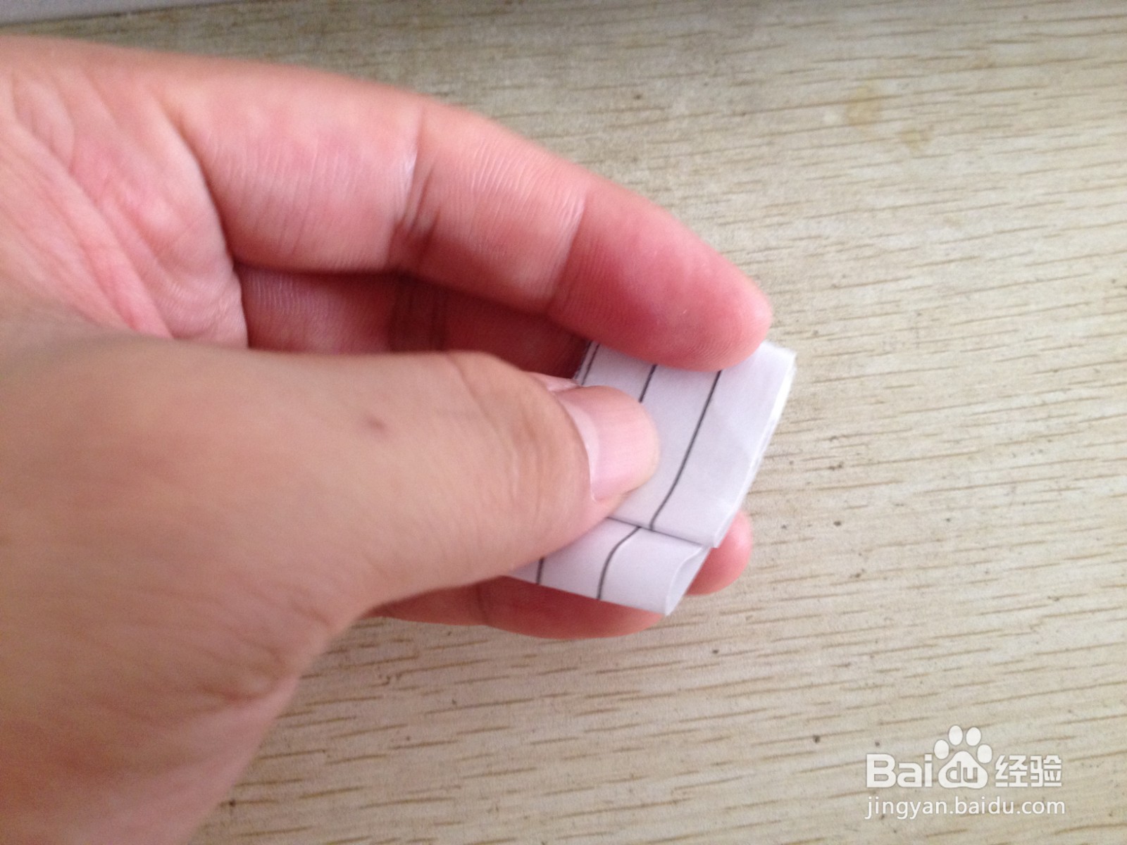 如何用一张纸条做可以支撑两支中性笔的简易支架