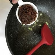 制作牛肉酱拌面