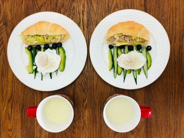 金枪鱼三明治配水波蛋