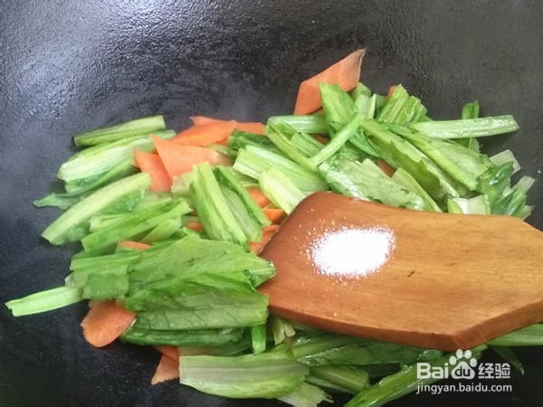 胡萝卜炒油麦菜的做法