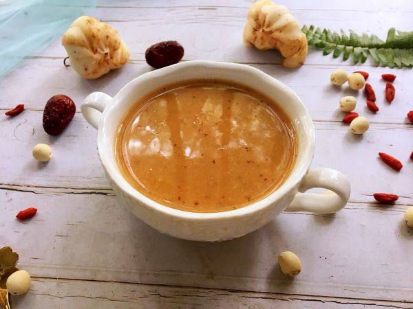 雪耳莲子红枣羹