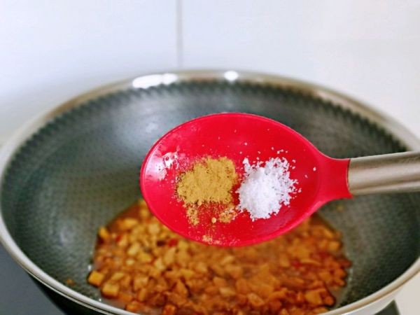 香辣杏鲍菇肉丁拌面