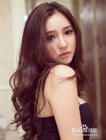 早春御姐发型大披露 中分长卷发解读柔情