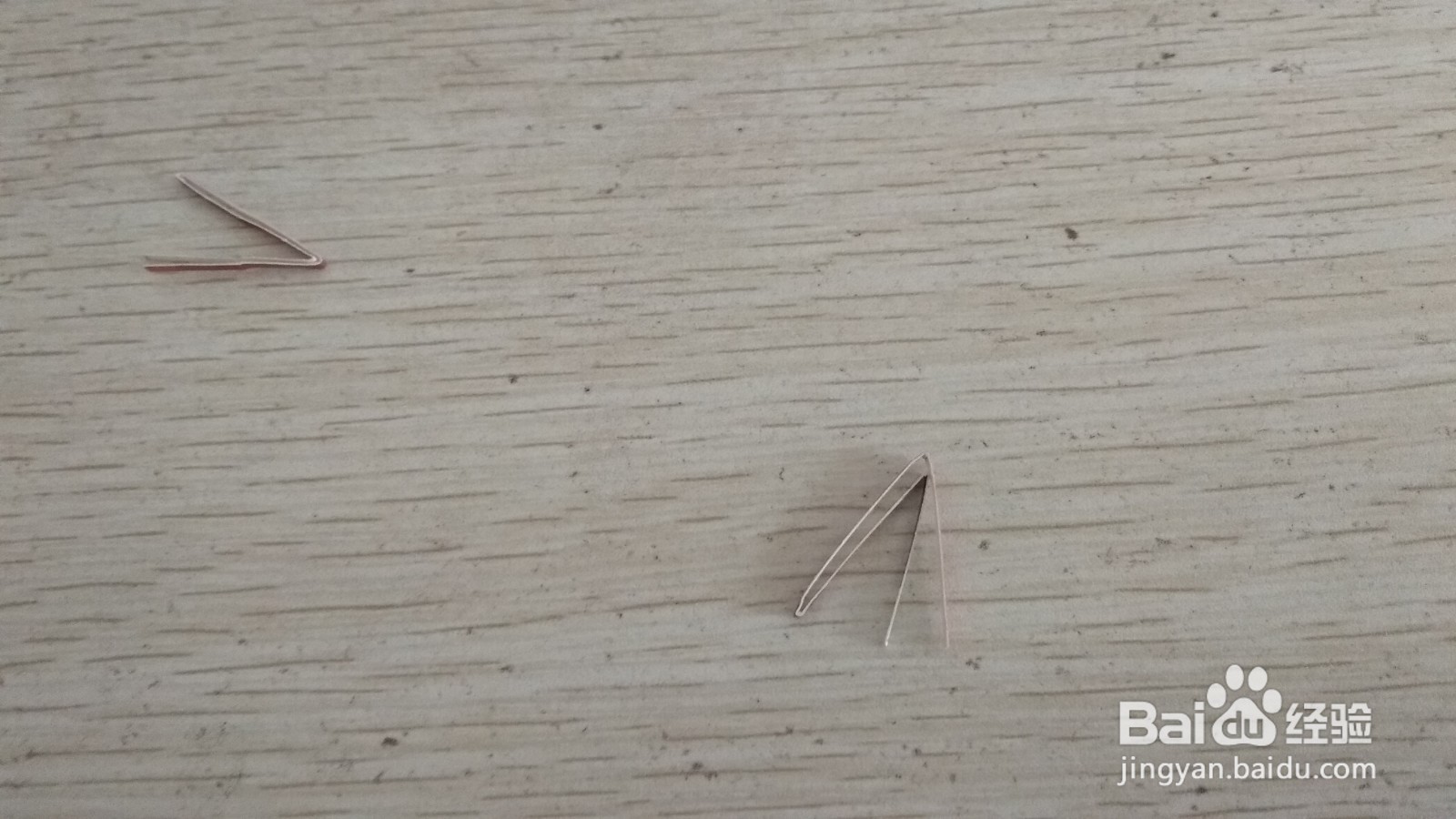 如何用两个细长长方形硬卡纸做简易的中性笔支架