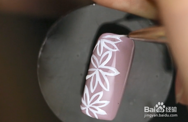 怎样做精致的雕花花卉美甲？
