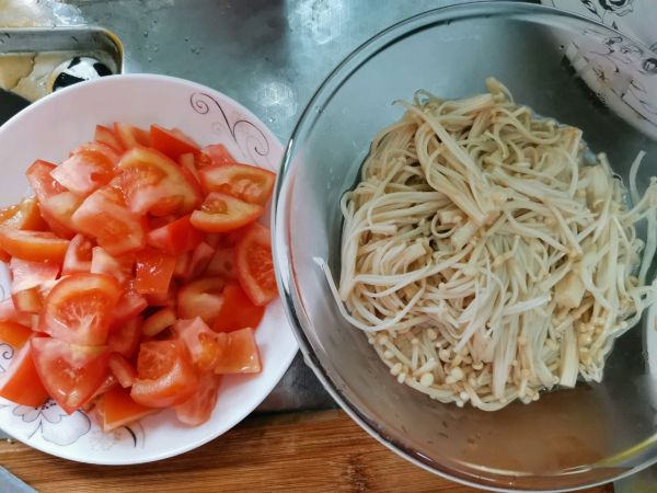 西红柿炒金针菇