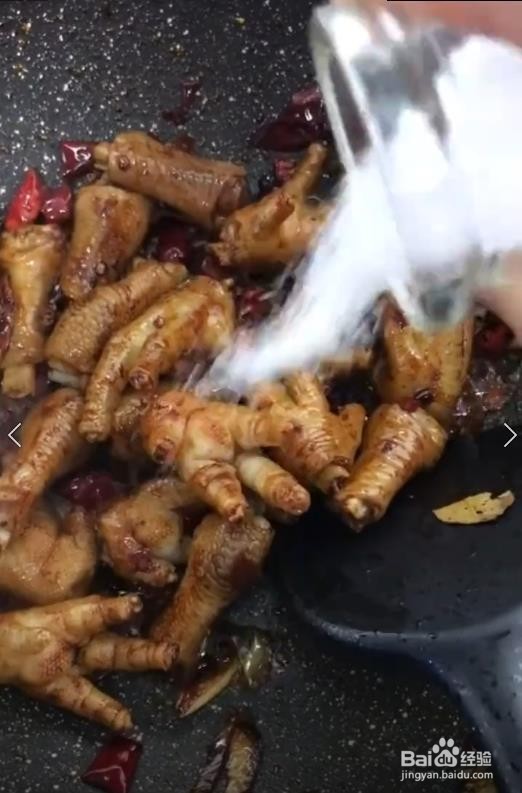 如何自己制作好吃的麻辣炖鸡爪