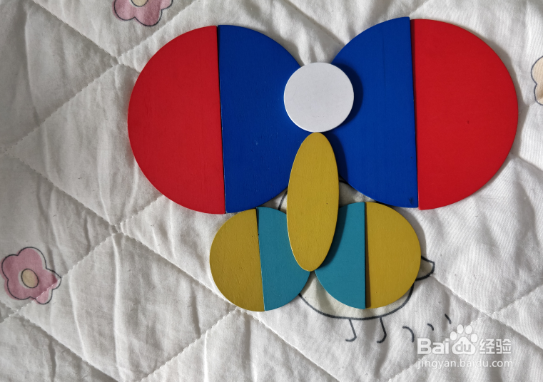 用形状积木怎么拼一只彩蝶？