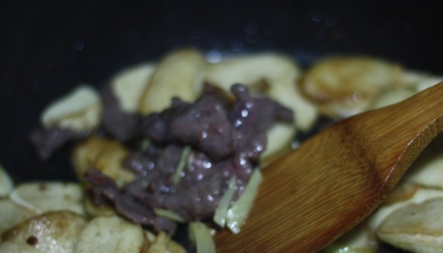 如何炒牛肉嫩点