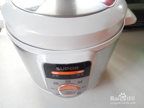 如何做酱香浓郁的芋头红烧肉