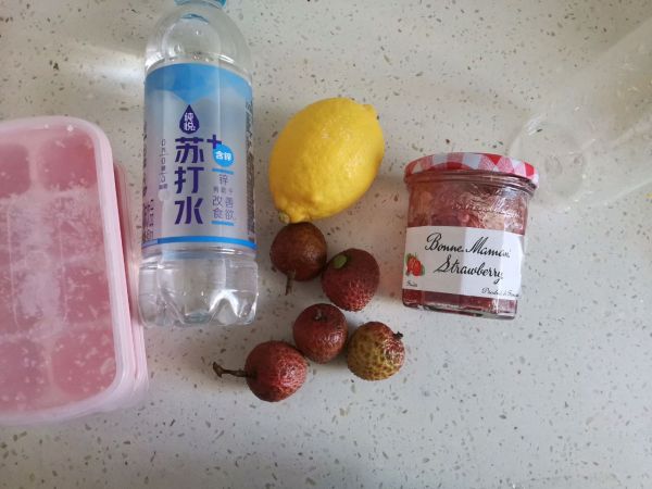 荔枝草莓柠檬冰饮