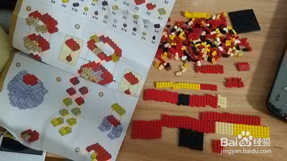 如何完成乐高玩具的拼接?