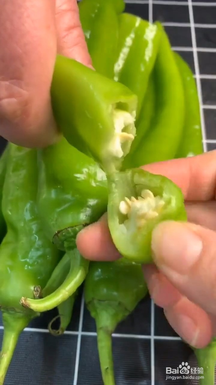 如何自制美味好吃的家常金针菇青椒