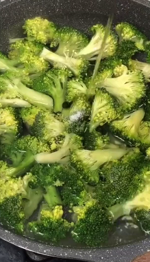 怎么做腊肉炒西兰花